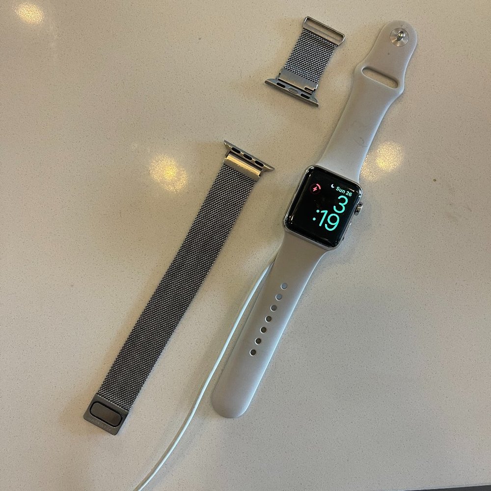 Series 3 Apple Watch w/ 2 bands and charger
